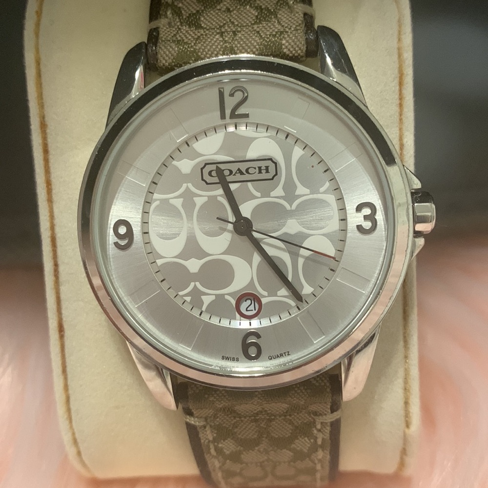 Coach watch w/classic signature fabric.This needs a battery!Amazing condition - Picture 2 of 5